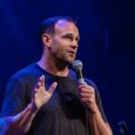 O irlandês David Nihill tinha medo de falar em público antes de se levantar. Agora ele não para de falar