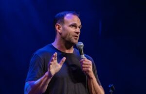 O irlandês David Nihill tinha medo de falar em público antes de se levantar. Agora ele não para de falar O irlandês David Nihill tinha medo de falar em público antes de se levantar. Agora ele não para de falar