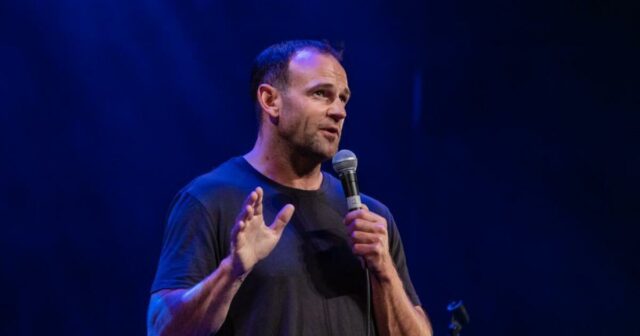 O irlandês David Nihill tinha medo de falar em público antes de se levantar. Agora ele não para de falar
