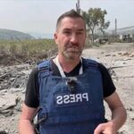 O jornalista britânico Steve Sweeney é visto momentos antes de um míssil atingir o solo poucos metros atrás dele, no sul do Líbano