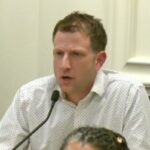 O líder da maioria democrata na Câmara de Washington, Joe Fitzgibbon, pede desculpas por ter sido 'prejudicado' durante a audiência orçamentária: 'Fez uma má escolha'