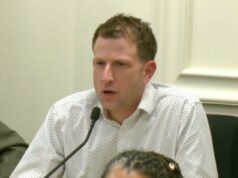 O líder da maioria democrata na Câmara de Washington, Joe Fitzgibbon, pede desculpas por ter sido ‘prejudicado’ durante a audiência orçamentária: ‘Fez uma má escolha’ O líder da maioria democrata na Câmara de Washington, Joe Fitzgibbon, pede desculpas por ter sido 'prejudicado' durante a audiência orçamentária: 'Fez uma má escolha'