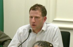 O líder da maioria democrata na Câmara de Washington, Joe Fitzgibbon, pede desculpas por ter sido ‘prejudicado’ durante a audiência orçamentária: ‘Fez uma má escolha’ O líder da maioria democrata na Câmara de Washington, Joe Fitzgibbon, pede desculpas por ter sido 'prejudicado' durante a audiência orçamentária: 'Fez uma má escolha'