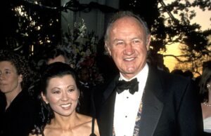 O local de descanso solitário de Gene Hackman e sua esposa Betsy Arakawa marcado apenas por uma concha… enquanto seus três filhos lutam por sua fortuna de US$ 90 milhões, um ano após suas mortes chocantes A lenda de Hollywood Gene Hackman, 95, e Betsy Arakawa, 65, morreram em sua casa em Santa Fé, com poucos dias de diferença, em fevereiro de 2025