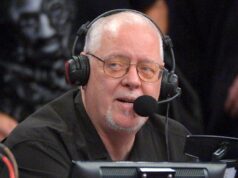 O locutor do PA do Lakers, Lawrence Tanter, perde o jogo por causa de ‘questão de saúde’ O locutor do Los Angeles Lakers, Lawrence Tanter, usando fones de ouvido e um microfone.