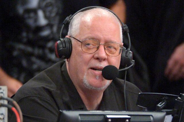 O locutor do PA do Lakers, Lawrence Tanter, perde o O locutor do Los Angeles Lakers, Lawrence Tanter, usando fones de ouvido e um microfone.