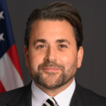 ESTADOS UNIDOS - 11 DE AGOSTO: O presidente Donald Trump conduz uma entrevista coletiva na sala de reuniões da Casa Branca para anunciar que o governo federal assumirá o controle do Departamento de Polícia Metropolitana e usará a Guarda Nacional para combater o crime em Washington, DC, na segunda-feira, 11 de agosto de 2025. Também aparecem, a partir da esquerda, o secretário do Exército Dan Driscoll, o secretário do Interior Doug Burgum, o secretário de Defesa Pete Hegseth, o procurador-geral Pam Bondi e o diretor do FBI Kash Patel. (Chamada de Tom Williams/CQ via imagens AP)