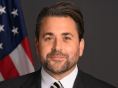 O macho mais alfa do mundo consegue um novo emprego falso e emocionante ESTADOS UNIDOS - 11 DE AGOSTO: O presidente Donald Trump conduz uma entrevista coletiva na sala de reuniões da Casa Branca para anunciar que o governo federal assumirá o controle do Departamento de Polícia Metropolitana e usará a Guarda Nacional para combater o crime em Washington, DC, na segunda-feira, 11 de agosto de 2025. Também aparecem, a partir da esquerda, o secretário do Exército Dan Driscoll, o secretário do Interior Doug Burgum, o secretário de Defesa Pete Hegseth, o procurador-geral Pam Bondi e o diretor do FBI Kash Patel. (Chamada de Tom Williams/CQ via imagens AP)