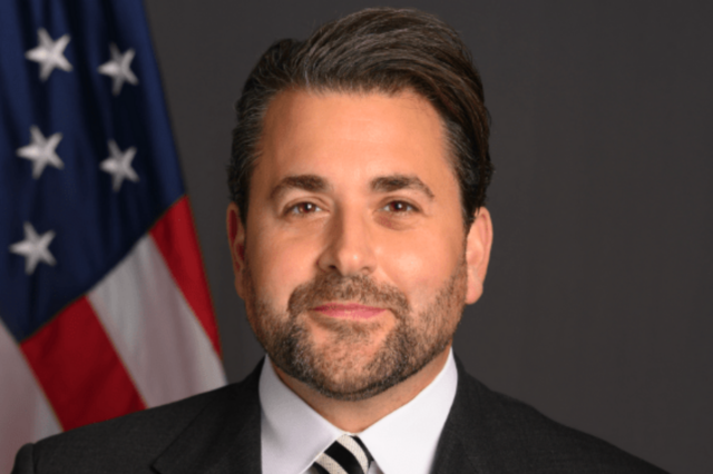 ESTADOS UNIDOS - 11 DE AGOSTO: O presidente Donald Trump conduz uma entrevista coletiva na sala de reuniões da Casa Branca para anunciar que o governo federal assumirá o controle do Departamento de Polícia Metropolitana e usará a Guarda Nacional para combater o crime em Washington, DC, na segunda-feira, 11 de agosto de 2025. Também aparecem, a partir da esquerda, o secretário do Exército Dan Driscoll, o secretário do Interior Doug Burgum, o secretário de Defesa Pete Hegseth, o procurador-geral Pam Bondi e o diretor do FBI Kash Patel. (Chamada de Tom Williams/CQ via imagens AP)