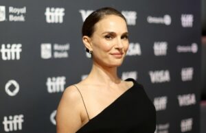 O maiô lisonjeiro de Natalie Portman tem um sósia de US $ 37 trajes de banho