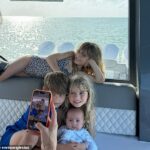 Enrique Iglesias compartilhou uma foto rara de seus quatro filhos no Instagram esta semana