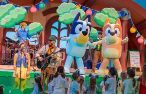 ‘O melhor dia de Bluey de todos os tempos!’ Show ao vivo estreia no Fantasyland Theatre da Disneylândia 'O melhor dia de Bluey de todos os tempos!' Show ao vivo estreia no Fantasyland Theatre da Disneylândia