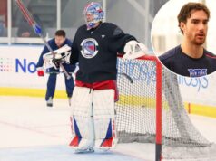 O melhor goleiro do Rangers, Dylan Garand, provavelmente fará sua estreia O novato do New York Rangers, Dylan Garand, em uma camisa azul marinho com uma listra vermelha.
