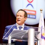 Jeff Webb morreu na quinta-feira devido a um ferimento na cabeça sofrido duas semanas antes, enquanto jogava pickleball, aos 76 anos, informou o Cheer Daily.