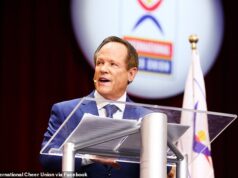 O ‘mentor’ e magnata das líderes de torcida de Charlie Kirk morre em um estranho acidente de pickleball Jeff Webb morreu na quinta-feira devido a um ferimento na cabeça sofrido duas semanas antes, enquanto jogava pickleball, aos 76 anos, informou o Cheer Daily.