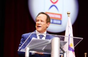 O ‘mentor’ e magnata das líderes de torcida de Charlie Kirk morre em um estranho acidente de pickleball Jeff Webb morreu na quinta-feira devido a um ferimento na cabeça sofrido duas semanas antes, enquanto jogava pickleball, aos 76 anos, informou o Cheer Daily.