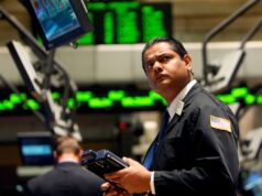 O mercado de ações soa um alarme pela primeira vez em 25 anos. Aqui está o que a história diz que o S&P 500 fará em 2026. Um investidor confuso no pregão da Bolsa de Valores de Nova York.