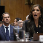 Corey Lewandowski fala com repórteres na sala de rotação antes de um debate presidencial entre o presidente Joe Biden e o ex-presidente republicano Donald Trump, apresentado pela CNN em Atlanta, quinta-feira, 27 de junho de 2024. (AP Photo/Pablo Martinez Monsivais)