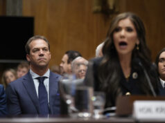 O mês muito ruim de Kristi Noem dá uma reviravolta de cair o queixo Corey Lewandowski fala com repórteres na sala de rotação antes de um debate presidencial entre o presidente Joe Biden e o ex-presidente republicano Donald Trump, apresentado pela CNN em Atlanta, quinta-feira, 27 de junho de 2024. (AP Photo/Pablo Martinez Monsivais)