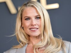 O minivestido sem alças de Ali Larter é um item obrigatório para o clima quente Therese Hellström @tesshell usa óculos de sol gatinho branco, vestido midi de lã listrado multicolorido com mangas compridas, bolsa Hermes de couro marrom, sapatos verdes de bico fino com pérolas metálicas, em 08 de abril de 2021 em Paris, França.