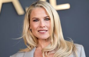 O minivestido sem alças de Ali Larter é um item obrigatório para o clima quente Therese Hellström @tesshell usa óculos de sol gatinho branco, vestido midi de lã listrado multicolorido com mangas compridas, bolsa Hermes de couro marrom, sapatos verdes de bico fino com pérolas metálicas, em 08 de abril de 2021 em Paris, França.