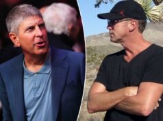 O misterioso criminoso ‘Tango’ com ligações com Ari Emanuel é a última figura obscura no processo explosivo do chefe da Paramount com um jogador profissional RJ Cipriani de camiseta preta e boné, olhando para a esquerda com os braços cruzados.