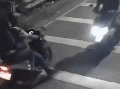 O momento chocante em que um ativista indonésio foi atacado com produtos químicos em Jacarta Ativista indonésio Andrie Yunus.