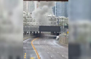 O momento em que o ataque iraniano atinge o centro de Tel Aviv O momento em que o ataque iraniano atinge o centro de Tel Aviv