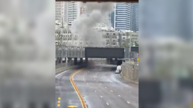 O momento em que o ataque iraniano atinge o centro O momento em que o ataque iraniano atinge o centro de Tel Aviv