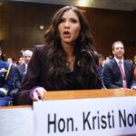 A secretária de Segurança Interna, Kristi Noem, falando em uma audiência de supervisão.