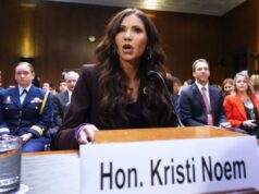 O momento na audiência de Kristi Noem no Senado que provavelmente fez com que ela fosse demitida do cargo de Secretária de Segurança Interna A secretária de Segurança Interna, Kristi Noem, falando em uma audiência de supervisão.