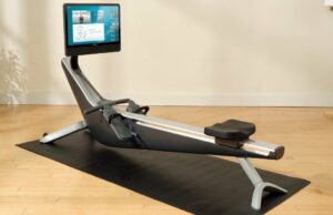 O novo Hydrow Arc Rower oferece um excelente treino de inverno indoor uma pessoa com rabo de cavalo loiro usa a bicicleta Hydrow Arc
