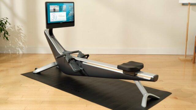 uma pessoa com rabo de cavalo loiro usa a bicicleta Hydrow Arc