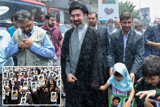 Mojtaba Khamenei participa de um comício em Teerã.