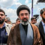 O filho do aiatolá Ali Khamenei, Mojtaba Khamenei, perdeu uma perna e está em coma, afirmou um relatório