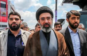 O novo líder supremo do Irã está ‘em coma e perdeu uma perna’: ataque aéreo atinge o filho de Khamenei quando é revelado que ele está ‘obcecado com o fim dos dias’ O filho do aiatolá Ali Khamenei, Mojtaba Khamenei, perdeu uma perna e está em coma, afirmou um relatório