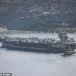 O porta-aviões USS Gerald R Ford, de US$ 13 bilhões, foi retirado das operações no conflito do Irã após uma série de falhas, incluindo banheiros defeituosos, problemas de esgoto e um incêndio que danificou áreas residenciais.