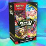 O Pokémon TCG: Mega Evolution - Pacote Perfect Order Booster em um fundo branco