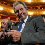 Esta foto fornecida pela NASA mostra os astronautas da NASA Reid Wiseman, comandante do Artemis II, a partir da esquerda, Victor Glover, piloto do Artemis II, Christina Koch, especialista da missão Artemis II, e o astronauta da CSA (Agência Espacial Canadense) Jeremy Hansen, especialista da missão Artemis II, à direita, em uma fotografia de grupo enquanto visitam o foguete Artemis II SLS (Sistema de Lançamento Espacial) da NASA e a espaçonave Orion, segunda-feira, 30 de março de 2026, no Complexo de Lançamento 39B do NASA's Centro Espacial Kennedy, em Cabo Canaveral, Flórida (Bill Ingalls/NASA via AP)