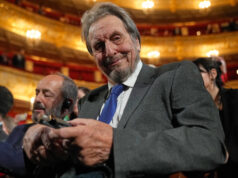 O pai assustador de Elon Musk é um maluco da conspiração para pousar na lua Esta foto fornecida pela NASA mostra os astronautas da NASA Reid Wiseman, comandante do Artemis II, a partir da esquerda, Victor Glover, piloto do Artemis II, Christina Koch, especialista da missão Artemis II, e o astronauta da CSA (Agência Espacial Canadense) Jeremy Hansen, especialista da missão Artemis II, à direita, em uma fotografia de grupo enquanto visitam o foguete Artemis II SLS (Sistema de Lançamento Espacial) da NASA e a espaçonave Orion, segunda-feira, 30 de março de 2026, no Complexo de Lançamento 39B do NASA's Centro Espacial Kennedy, em Cabo Canaveral, Flórida (Bill Ingalls/NASA via AP)