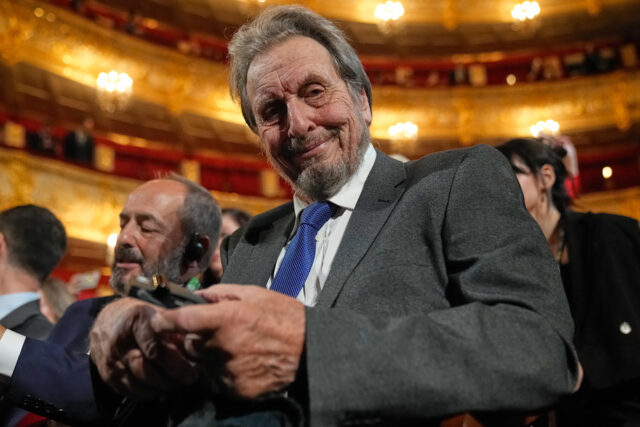 O pai assustador de Elon Musk é um maluco da Esta foto fornecida pela NASA mostra os astronautas da NASA Reid Wiseman, comandante do Artemis II, a partir da esquerda, Victor Glover, piloto do Artemis II, Christina Koch, especialista da missão Artemis II, e o astronauta da CSA (Agência Espacial Canadense) Jeremy Hansen, especialista da missão Artemis II, à direita, em uma fotografia de grupo enquanto visitam o foguete Artemis II SLS (Sistema de Lançamento Espacial) da NASA e a espaçonave Orion, segunda-feira, 30 de março de 2026, no Complexo de Lançamento 39B do NASA's Centro Espacial Kennedy, em Cabo Canaveral, Flórida (Bill Ingalls/NASA via AP)