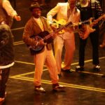 O palco do Oscar se transforma em juke joint ao vivo com apresentação de "Sinners"