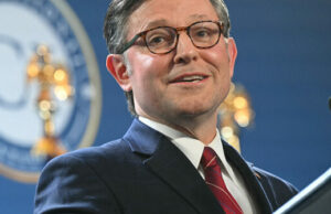 O palestrante Mike Johnson esboça ‘correção de curso’ na política de deportação do DHS O palestrante Mike Johnson esboça 'correção de curso' na política de deportação do DHS