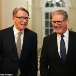 Sir Keir com Mandelson durante uma recepção de boas-vindas na residência do embaixador dos EUA em 26 de fevereiro de 2025 em Washington DC. Descobriu-se esta semana que Sir Keir Starmer não falou pessoalmente com Mandelson antes de sua nomeação