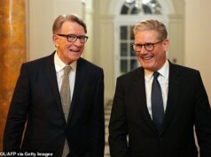 O papel de embaixador dos EUA de Mandelson foi assinado por um amigo desgraçado que foi forçado a deixar o Partido Trabalhista por causa de suas próprias ligações com um pedófilo Sir Keir com Mandelson durante uma recepção de boas-vindas na residência do embaixador dos EUA em 26 de fevereiro de 2025 em Washington DC. Descobriu-se esta semana que Sir Keir Starmer não falou pessoalmente com Mandelson antes de sua nomeação