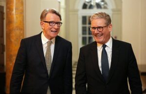 O papel de embaixador dos EUA de Mandelson foi assinado por um amigo desgraçado que foi forçado a deixar o Partido Trabalhista por causa de suas próprias ligações com um pedófilo Sir Keir com Mandelson durante uma recepção de boas-vindas na residência do embaixador dos EUA em 26 de fevereiro de 2025 em Washington DC. Descobriu-se esta semana que Sir Keir Starmer não falou pessoalmente com Mandelson antes de sua nomeação