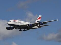 O passageiro que morreu a bordo do voo da British Airways foi deixado em uma cozinha aquecida por 13 horas enquanto outros passageiros reclamavam do cheiro Um passageiro que morreu a bordo de um voo da British Airways de Hong Kong para Heathrow foi deixado na cozinha aquecida do avião por mais de 13 horas
