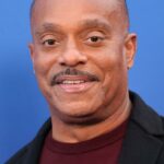 O personagem de longa data do 'NCIS' de Rocky Carroll, Leon Vance, está morto (e está tudo bem para ele)