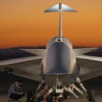 O piloto de testes Jim 'Clue' Less sentado na cabine do X-59