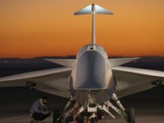 O piloto não se importou que o avião experimental da NASA não tivesse janela frontal O piloto de testes Jim 'Clue' Less sentado na cabine do X-59